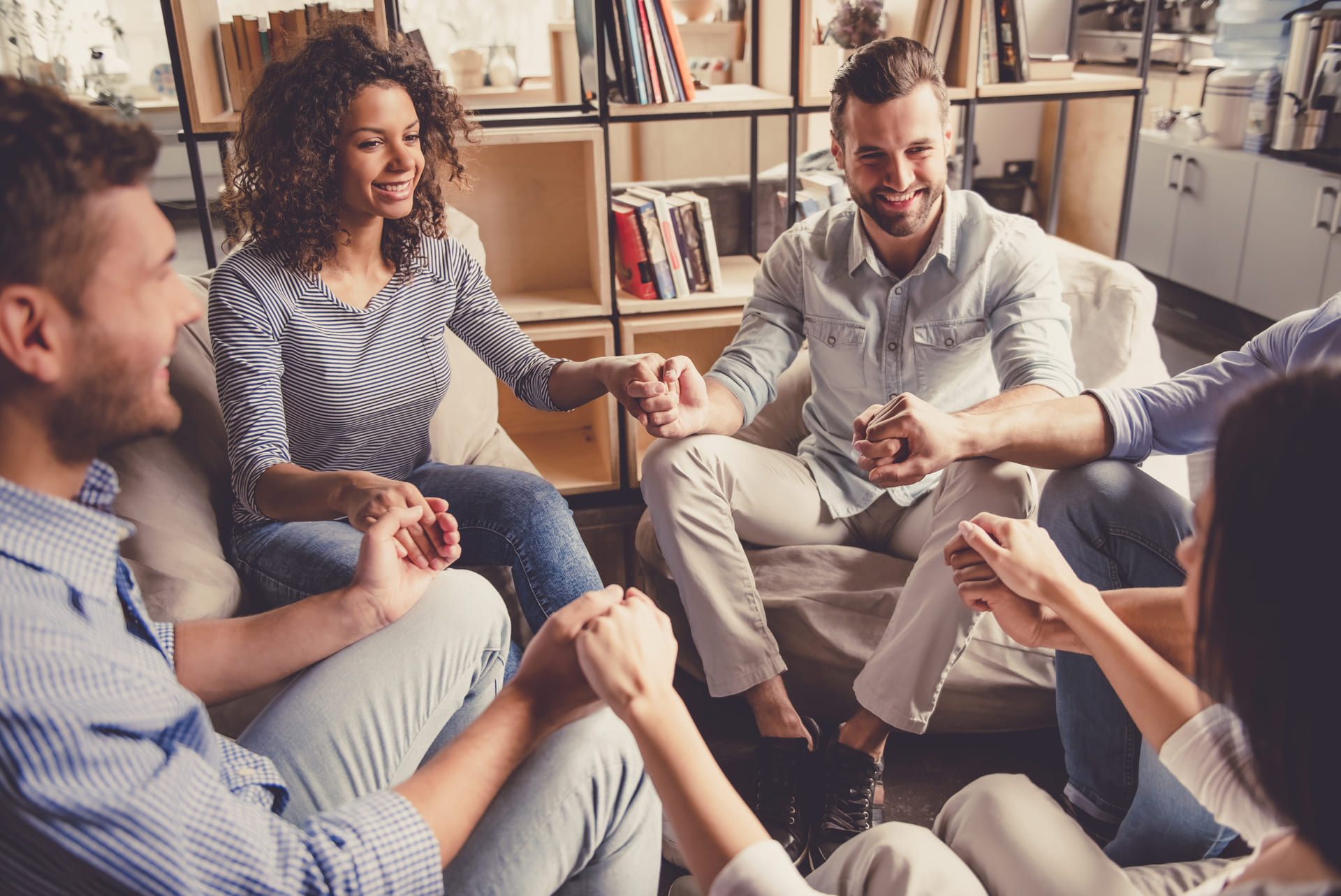 Inicio 6 Grupo de personas cogidas de la mano