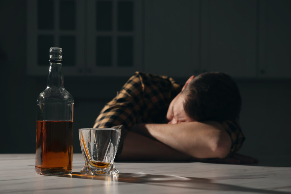 Consecuencias de la adicción al alcohol: el impacto real en el cuerpo y la mente 1 Hombre con una copa que ilustra la adicción al alcohol