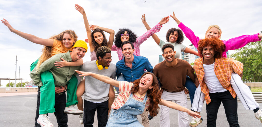 ¿Por qué nada me divierte? Entendiendo la anhedonia tras dejar las drogas 1 Grupo de jóvenes en recuperación celebrando y sonriendo juntos para representar la superación de la anhedonia tras dejar las drogas